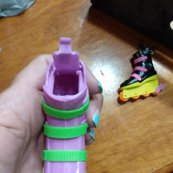 2 Vintage Tools Blazing Blades Candy Container Rollerblades - Picture 2 of 8